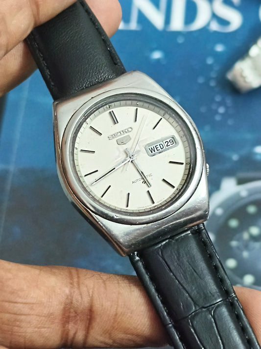 Seiko 5 Automatic Day Date Vintage Watch with a Silvery-white Dial
