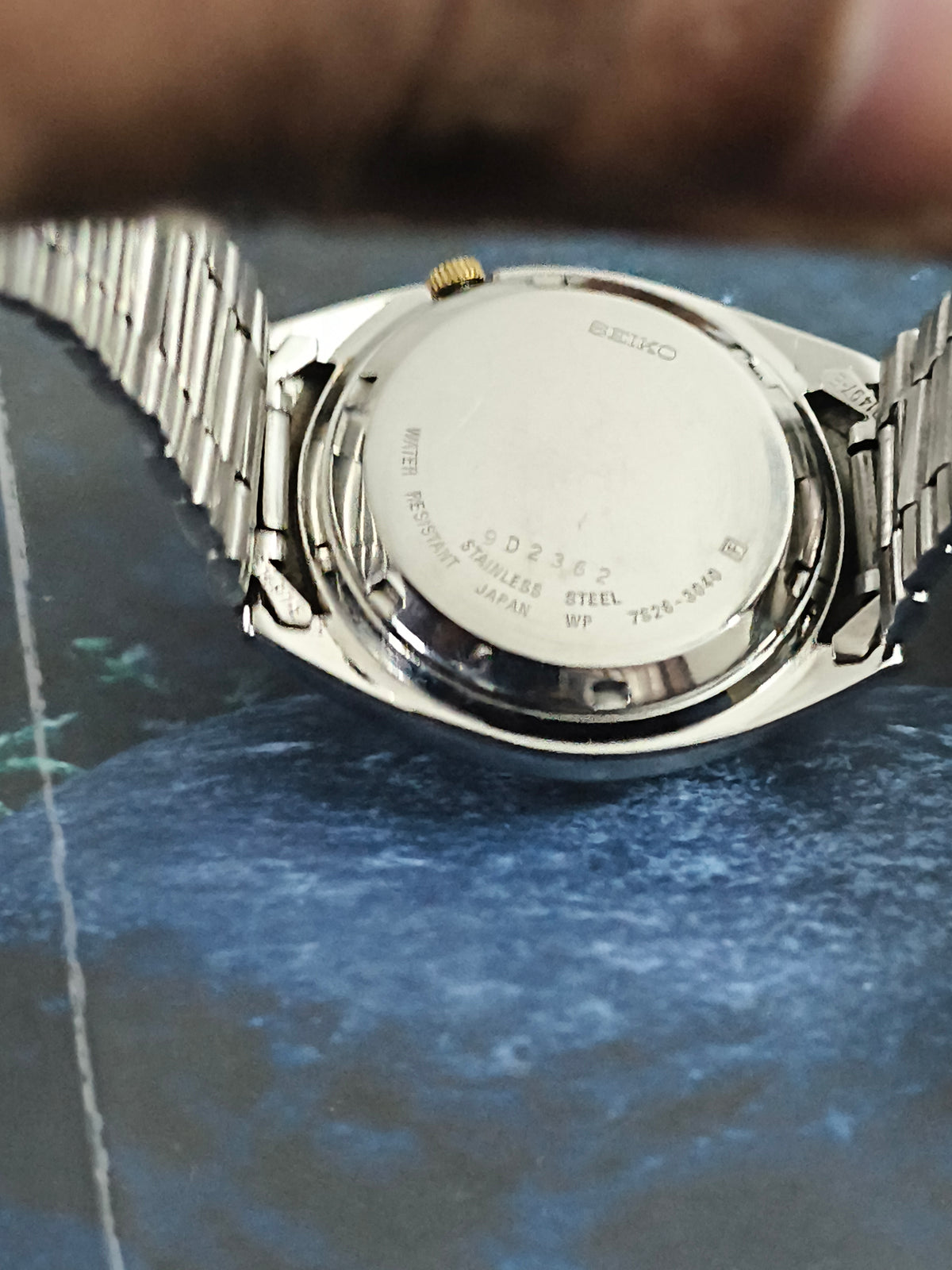 Seiko 5 Automatic Day Date Vintage Watch with a Grey Sunburst Dial, NOS/Mint Condition