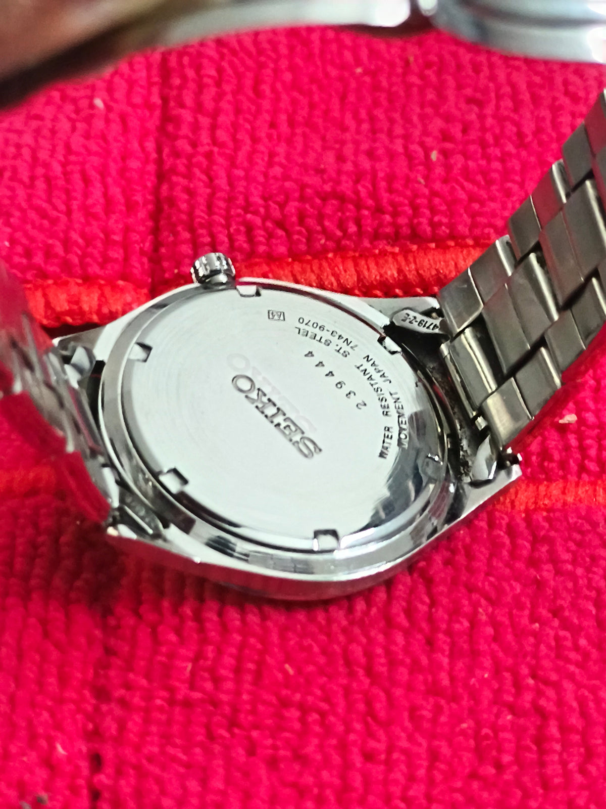 Seiko 5 Quartz Day Date Vintage Watch with a White Dial