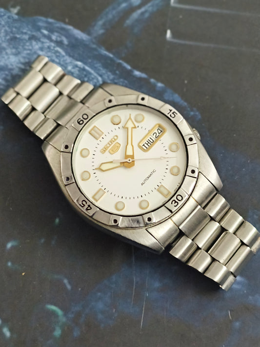 Seiko 5 Automatic Day Date Vintage Watch with an Ivory-toned Dial