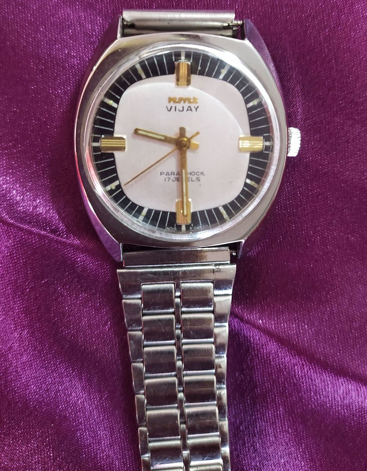 HMT Vijay Mechanical Hand-wound Vintage Watch with a Two-tone Dial
