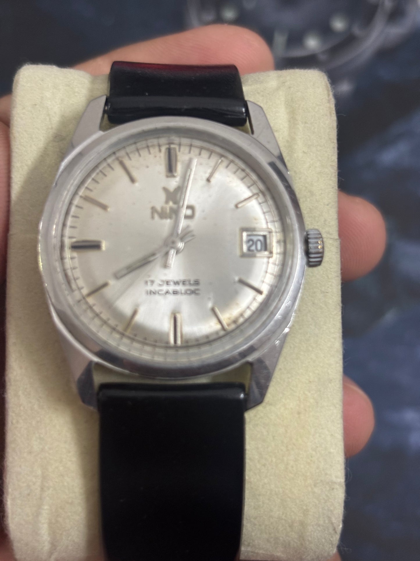 NINO Mechanical Vintage Hand-wound Watch with a Silver-toned Dial