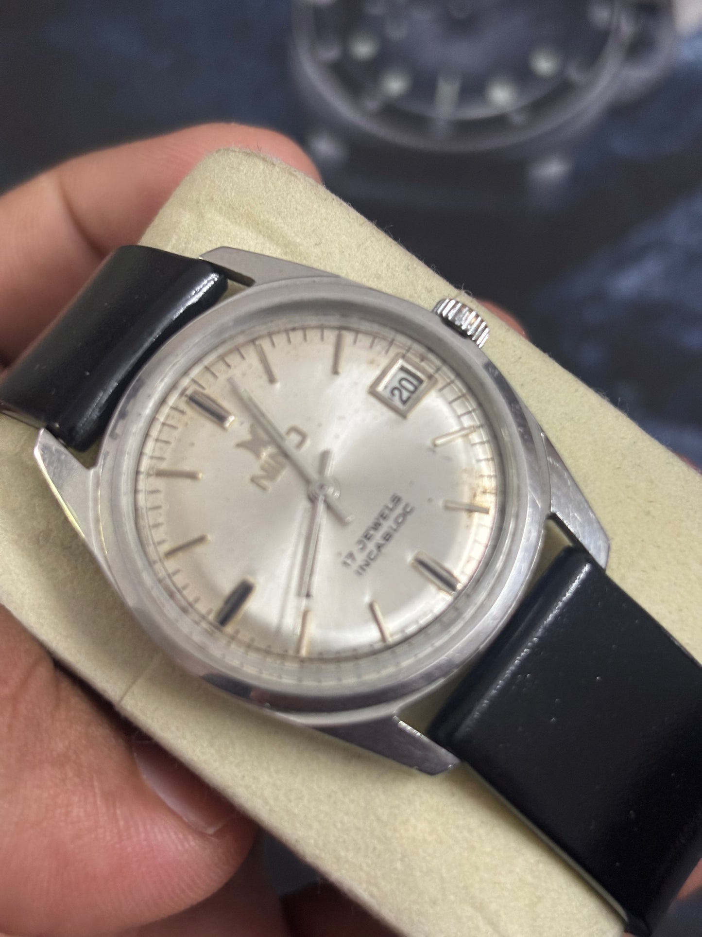 NINO Mechanical Vintage Hand-wound Watch with a Silver-toned Dial