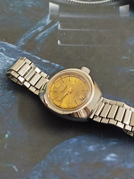 HMT Soumya Hand-wound Lady’s Vintage Watch a Gold-toned Dial