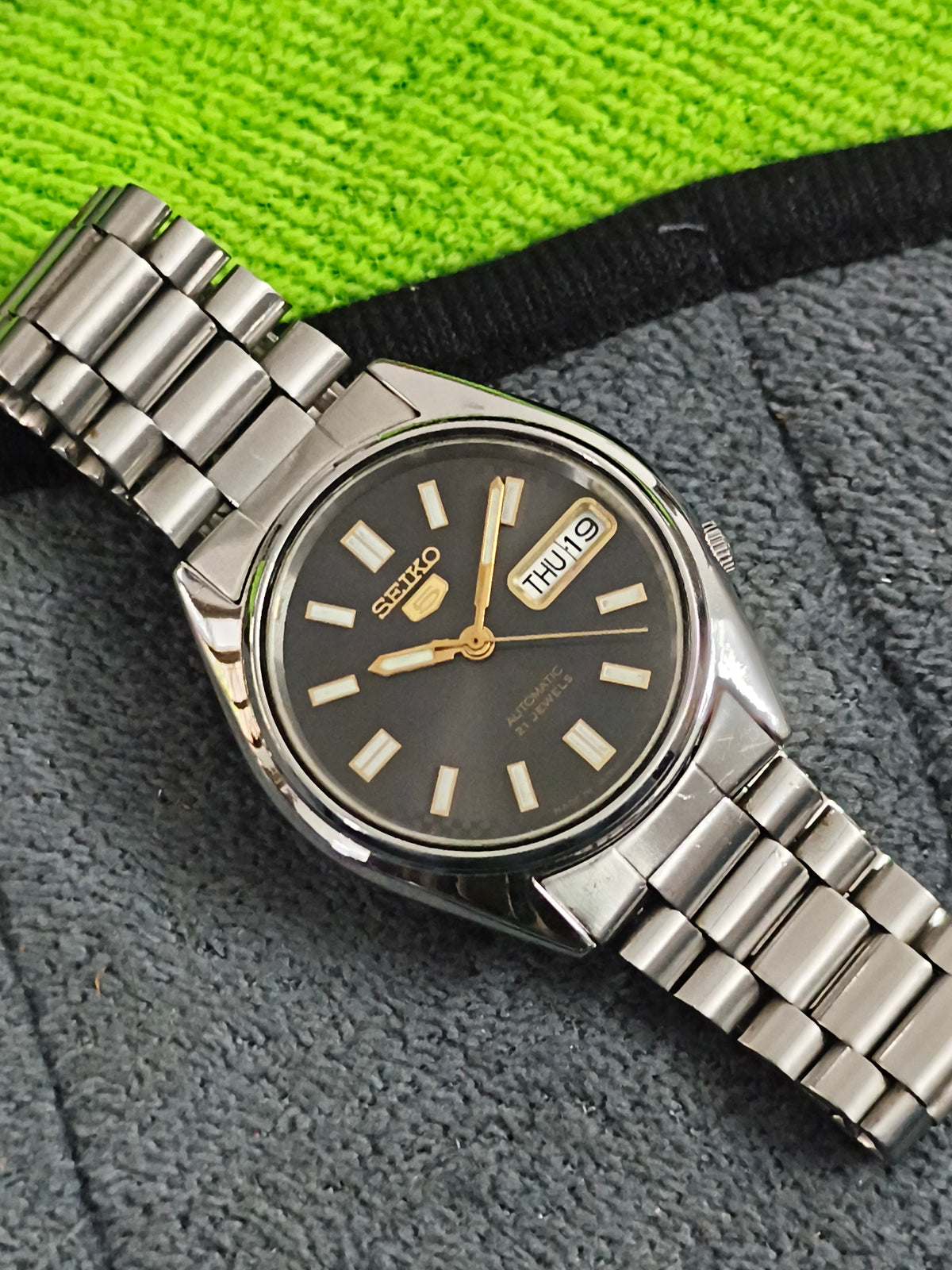 Seiko 5 Vintage Automatic Day Date Watch with a Black Dial with Lumed Hands and Indices