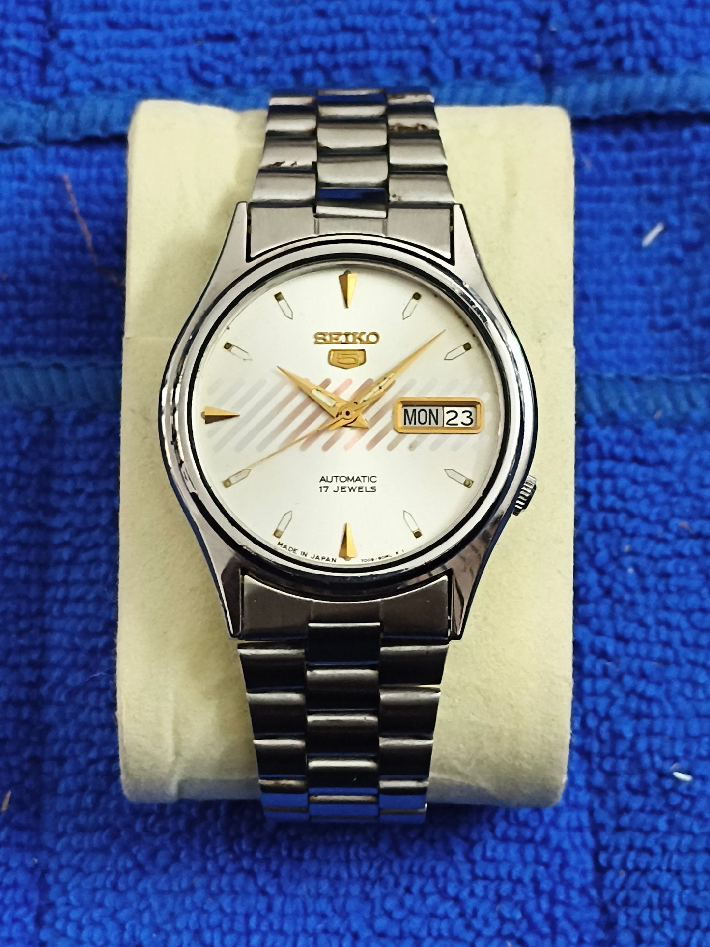 Seiko 5 Vintage Automatic Day Date Watch, White Dial with Diagonal Lines Pattern
