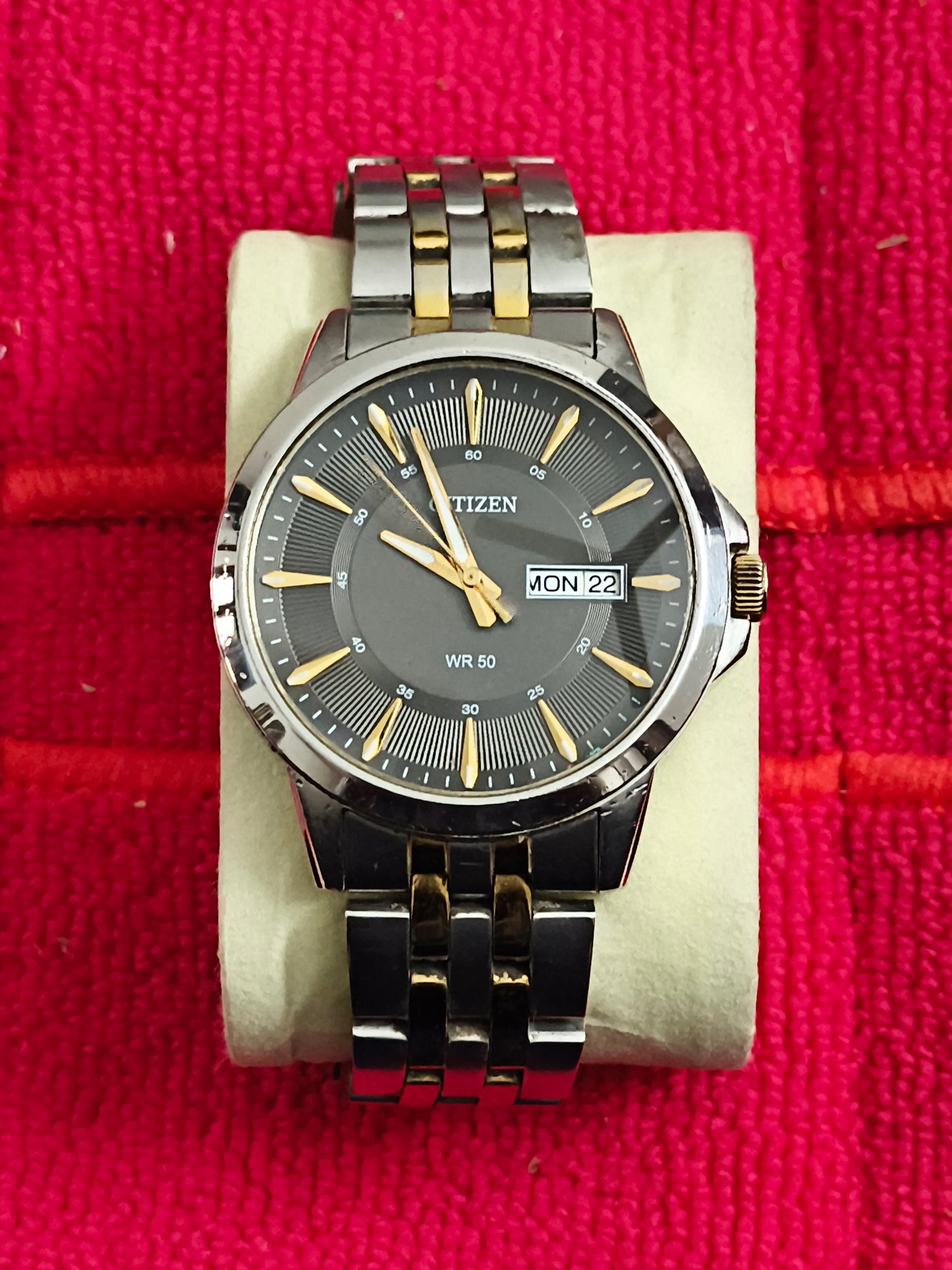 Citizen Quartz Day Date Pre-owned Watch with a Grey Dial and Two-tone Bracelet