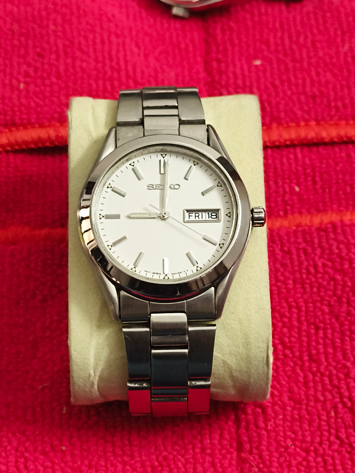 Seiko 5 Quartz Day Date Vintage Watch with a White Dial