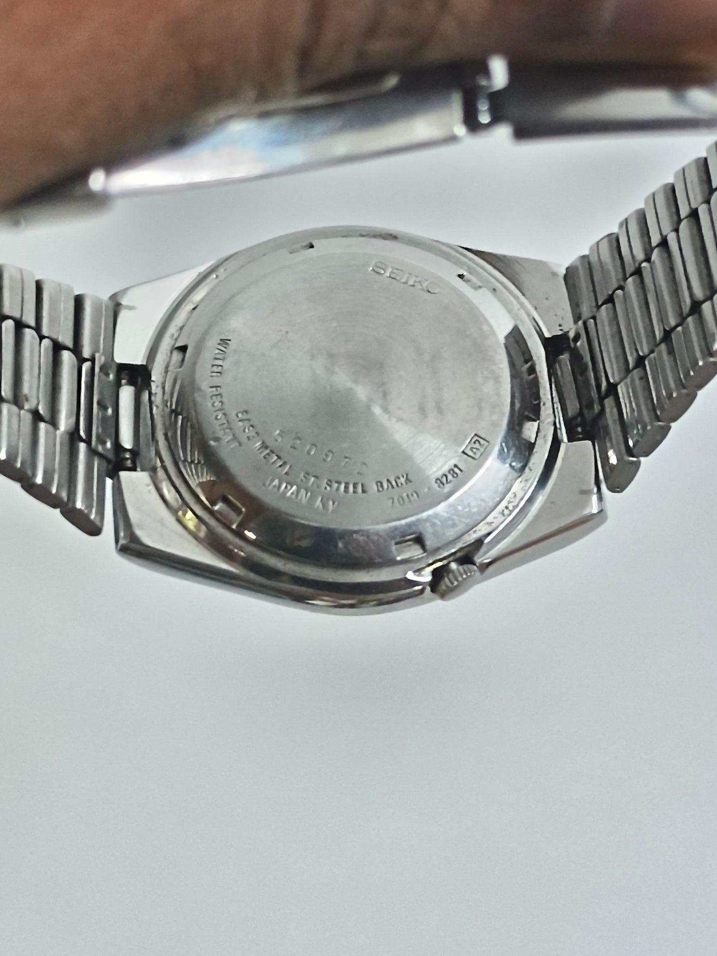 Seiko 5 Automatic Day Date Vintage Watch with Gold-toned Dial and Bezel