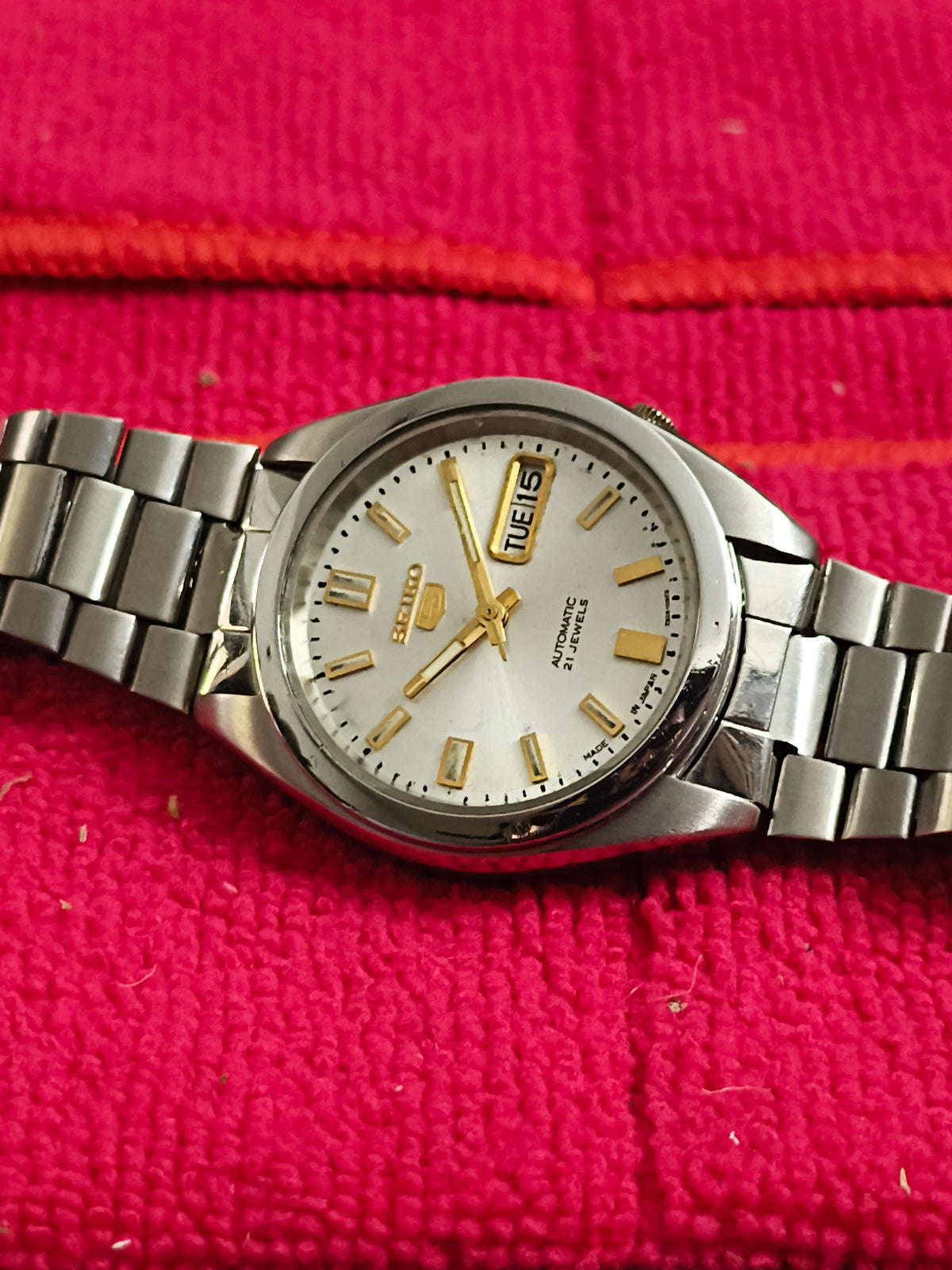 Seiko 5 Automatic Day Date Vintage Watch with a Silver-toned Dial (transparent case back)