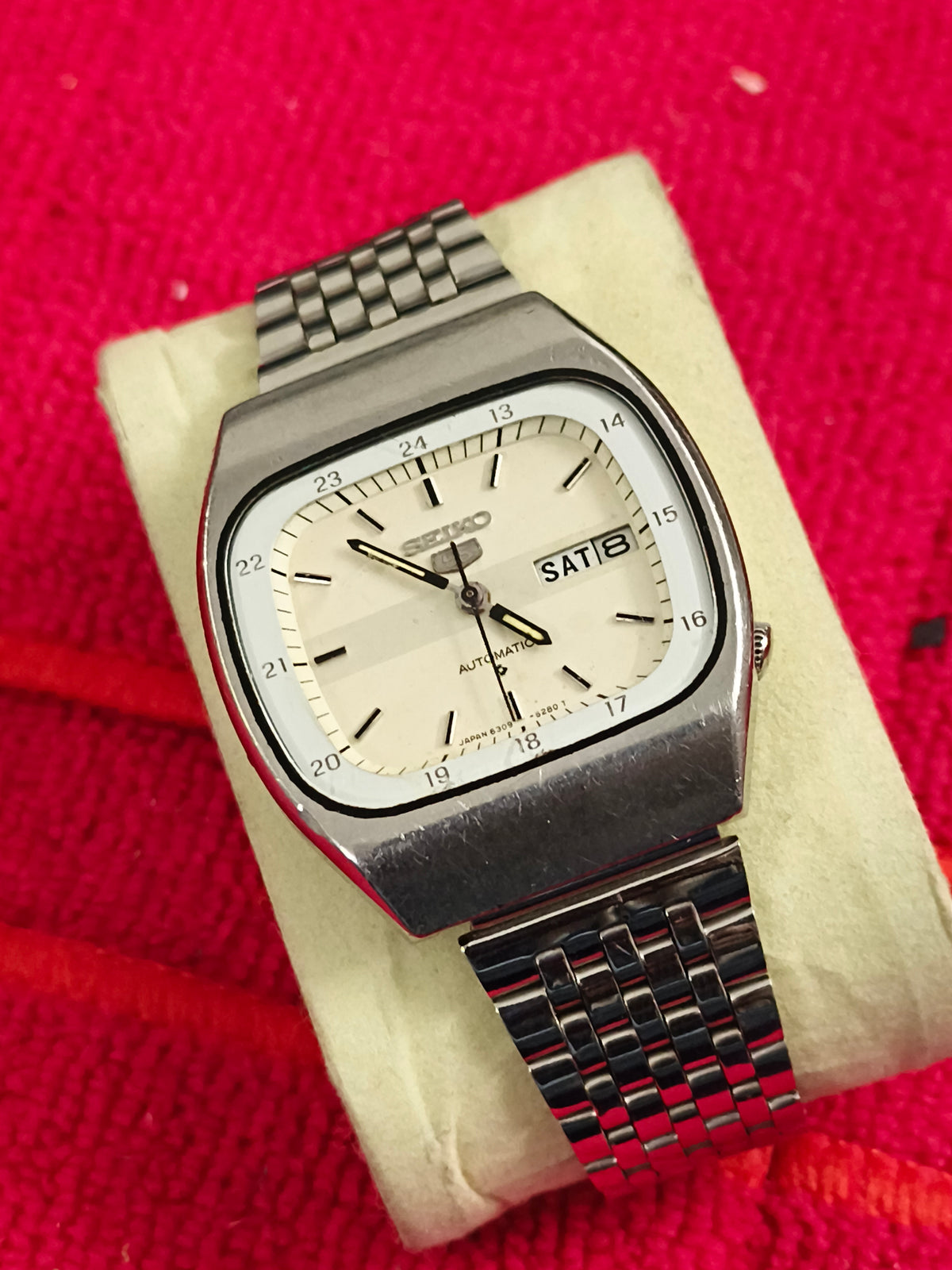 Seiko 5 Vintage Automatic Day Date 24-H Version with an Off-white Dial