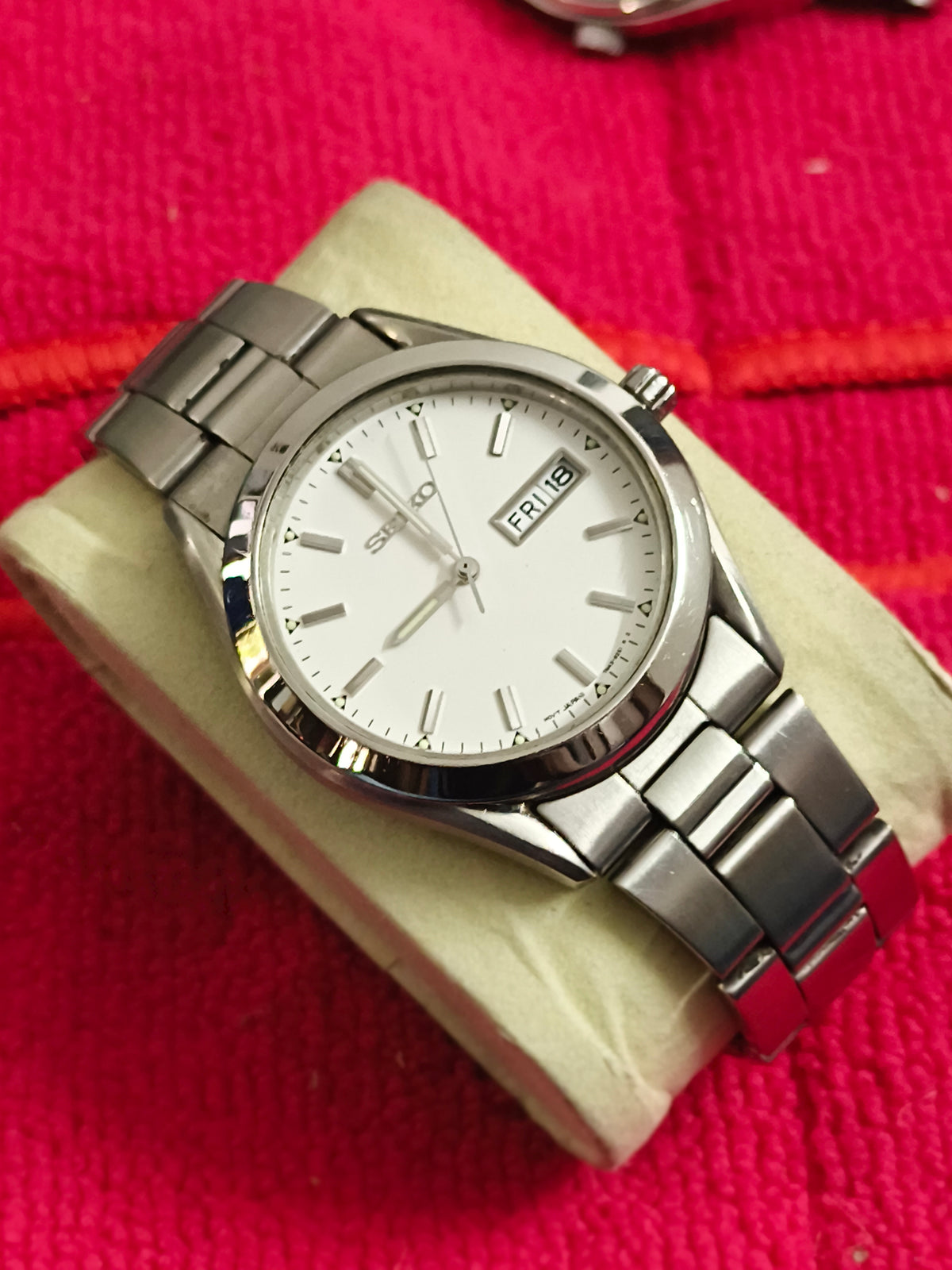 Seiko 5 Quartz Day Date Vintage Watch with a White Dial
