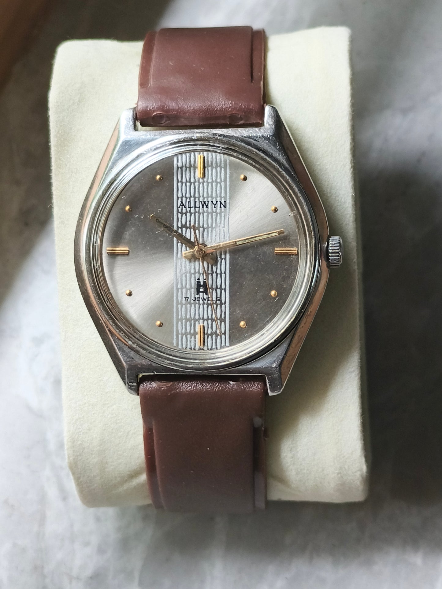 Vintage allwyn mechanical hand wound