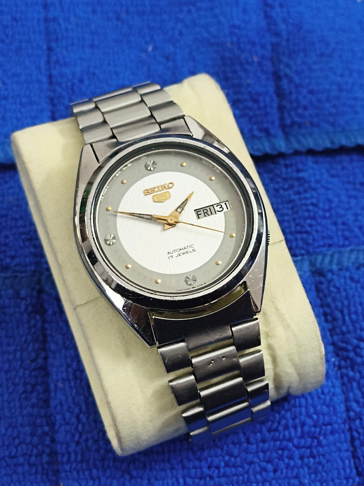 Seiko 5 Automatic Day Date Bullseye 37mm Watch, Rare Model, Mint Condition