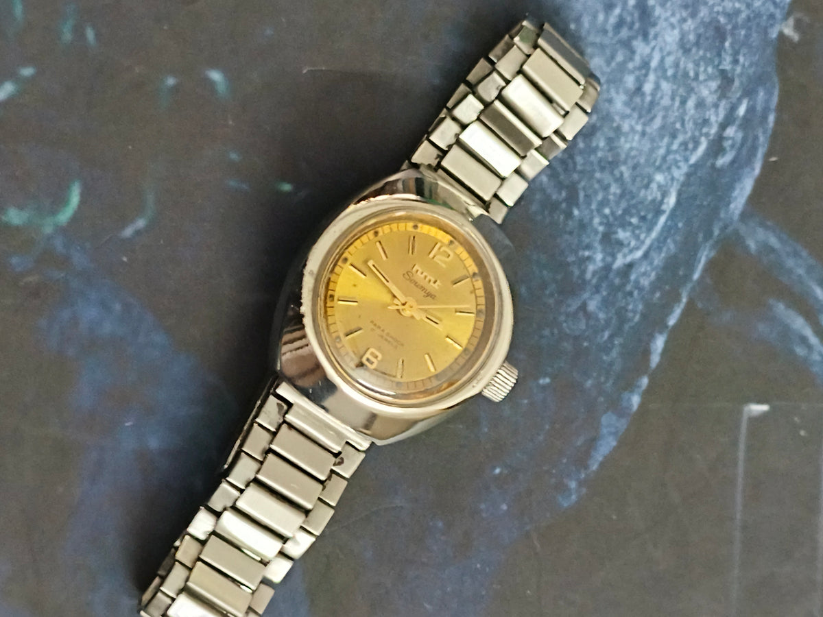 HMT Soumya Hand-wound Lady’s Vintage Watch a Gold-toned Dial