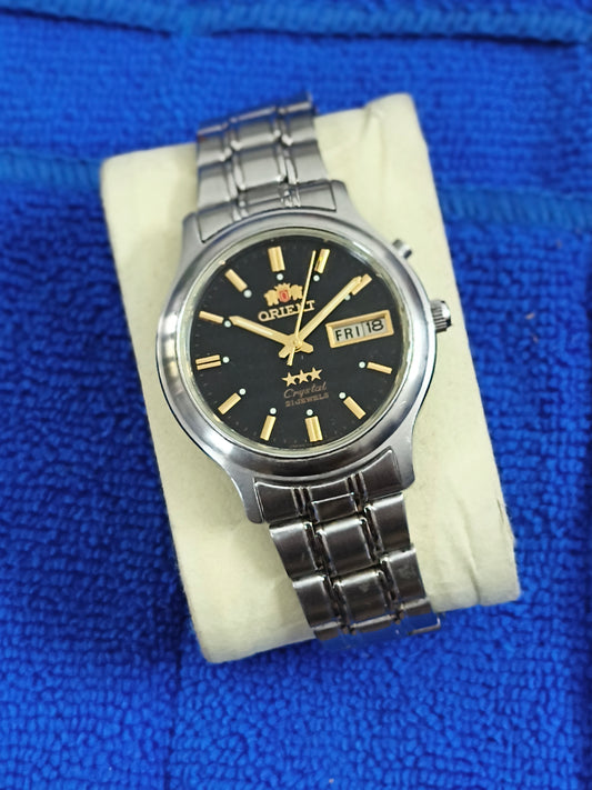 Orient Neo-Vintage Automatic Day Date Watch with a Black Dial and Golden Details