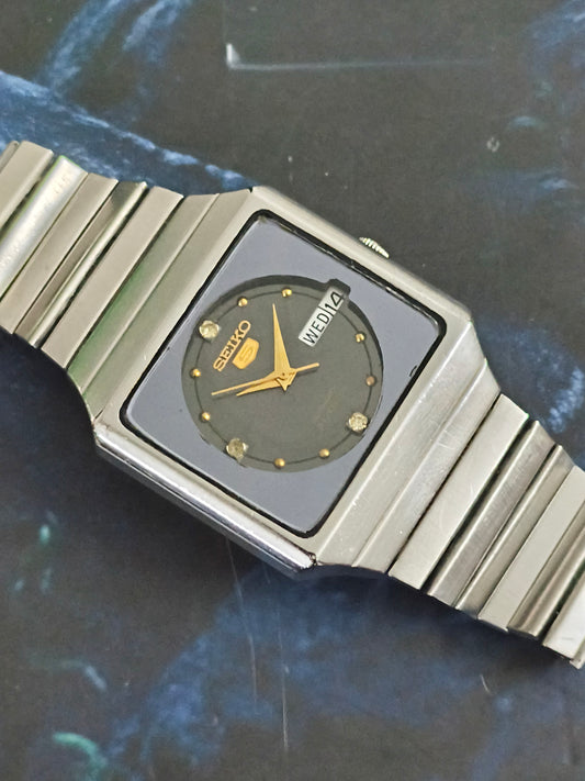 Seiko 5 Automatic Vintage Watch with a TV-Shaped Case and Round Dark Grey Dial