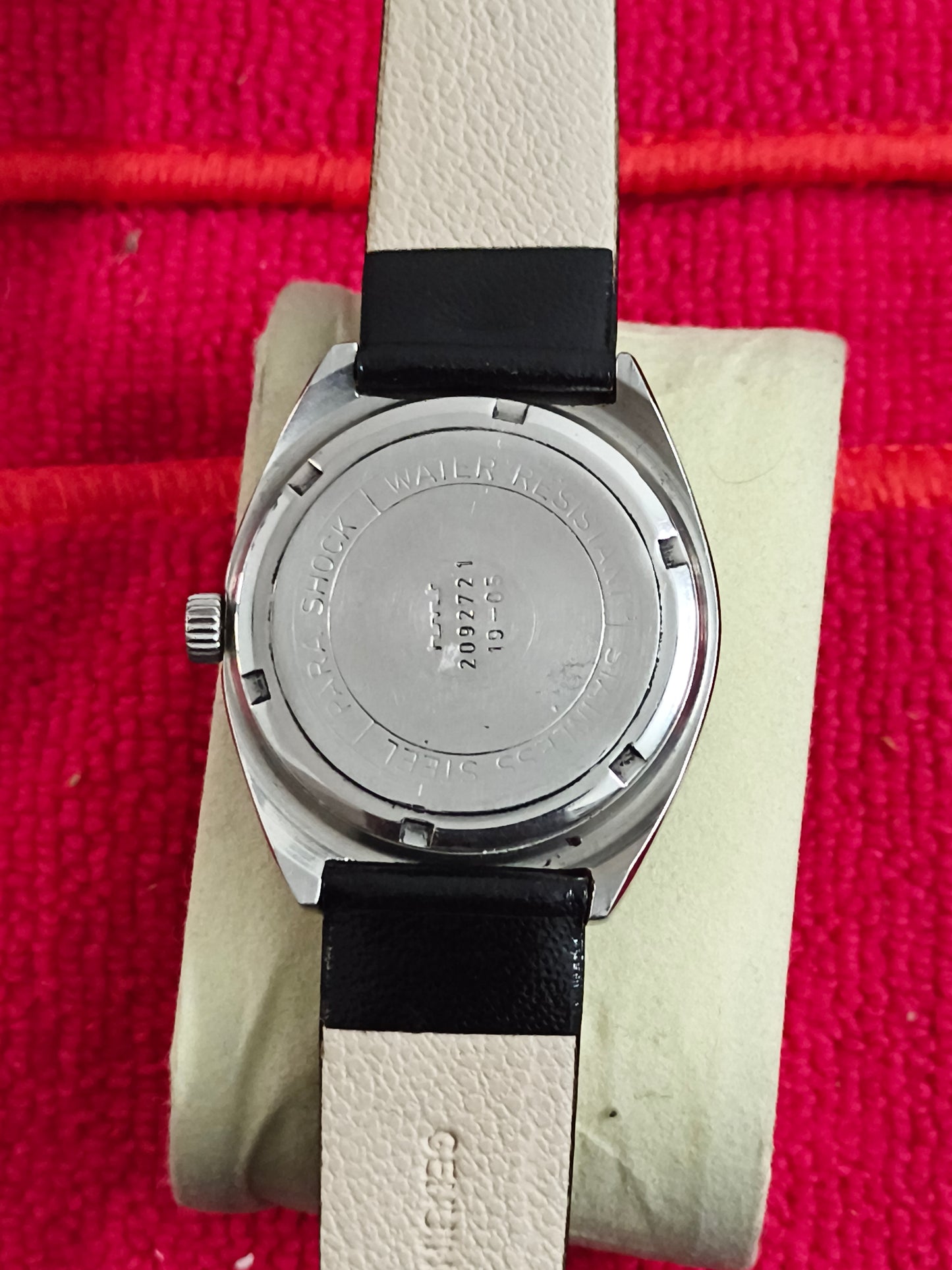 HMT Farah Hand-wound Neo-vintage Watch with a Dual-toned Dial