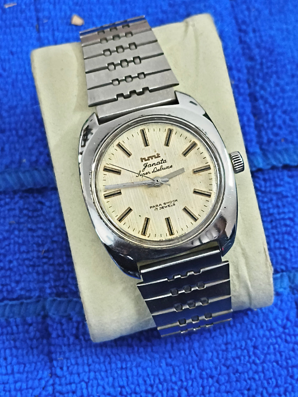 HMT Janata Super De Luxe Hand-wound Vintage Watch with a Linen Dial
