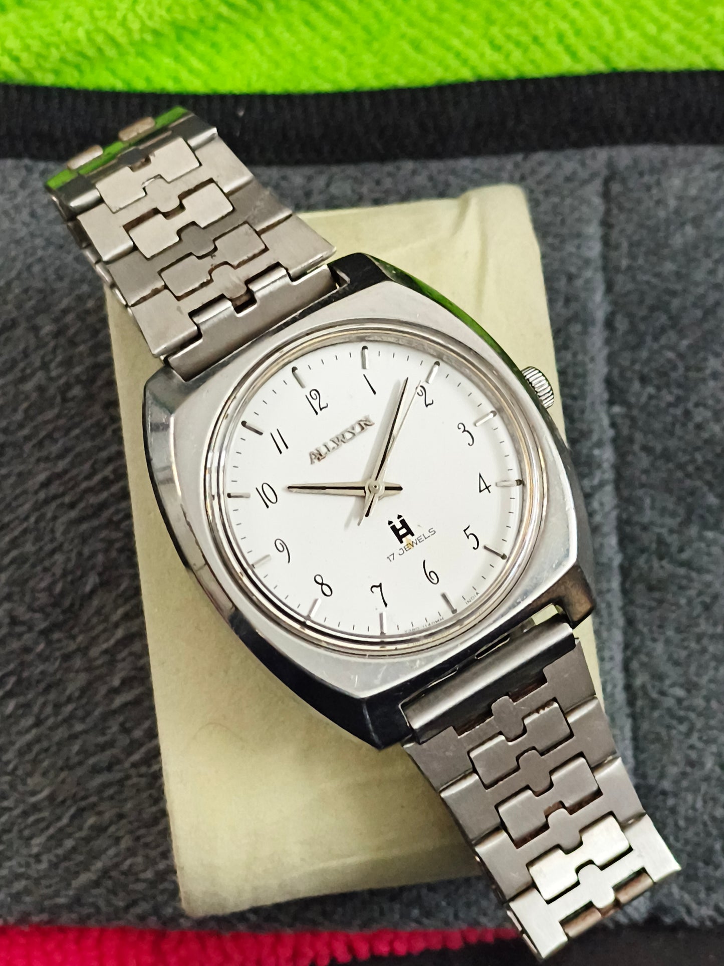 Allwyn Vintage Mechanical Hand-wound Watch with a White Dial