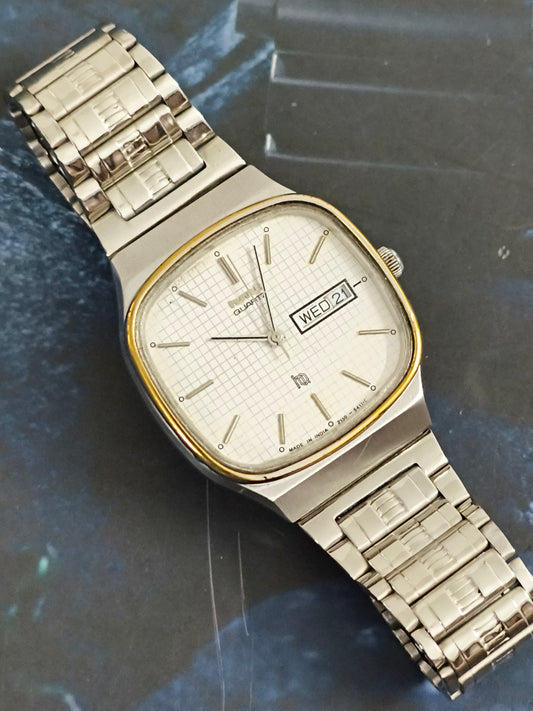 HMT HQ Quartz Neo-Vintage Watch with a White Graph Dial