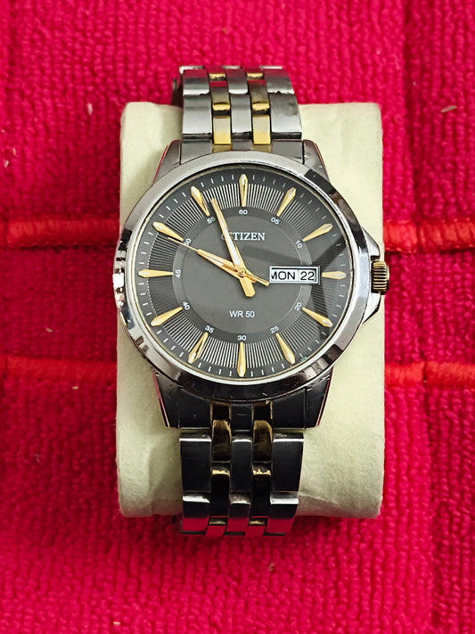 Citizen Quartz Day Date Pre-owned Watch with a Grey Dial and Two-tone Bracelet