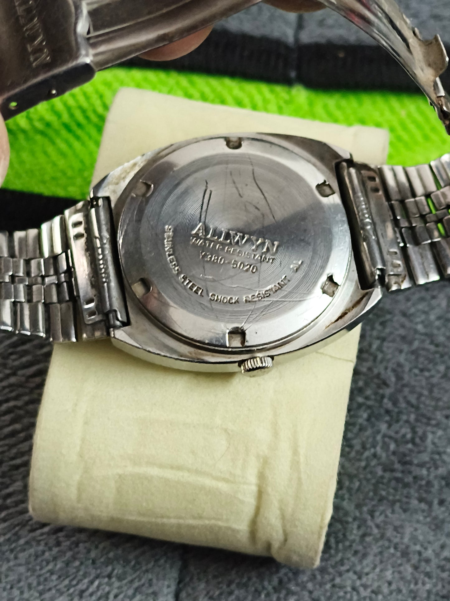 Allwyn Vintage Mechanical Hand-wound Watch with a Grey Vertical Stripes Pattern