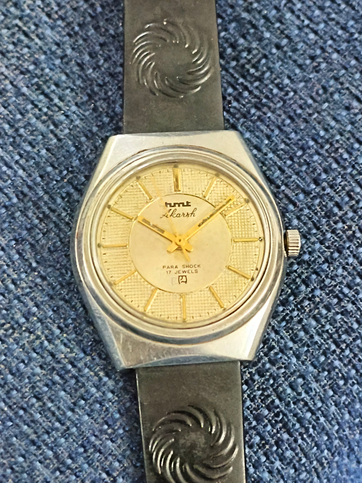 HMT Akarsh Hand-wound Vintage Watch with a Golden Dual-layer Dial