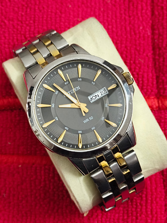 Citizen Quartz Day Date Pre-owned Watch with a Grey Dial and Two-tone Bracelet
