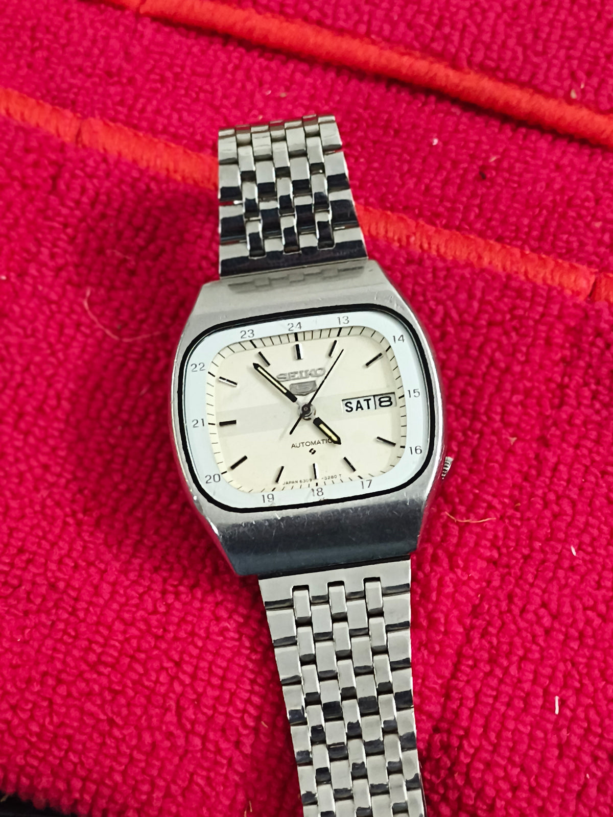 Seiko 5 Vintage Automatic Day Date 24-H Version with an Off-white Dial