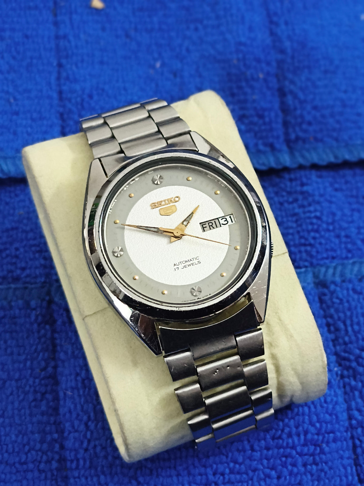 Seiko 5 Automatic Day Date Bullseye 37mm Watch, Rare Model, Mint Condition