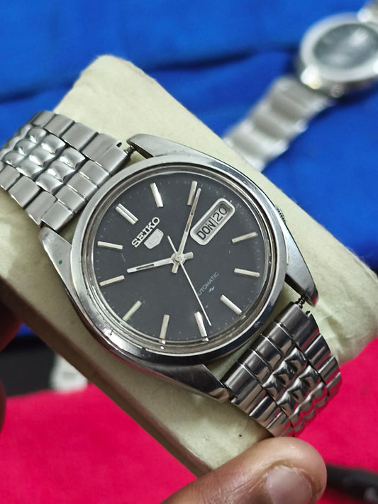Seiko 5 Automatic Day Date Vintage Watch with Calibre 7009 and Black Dial