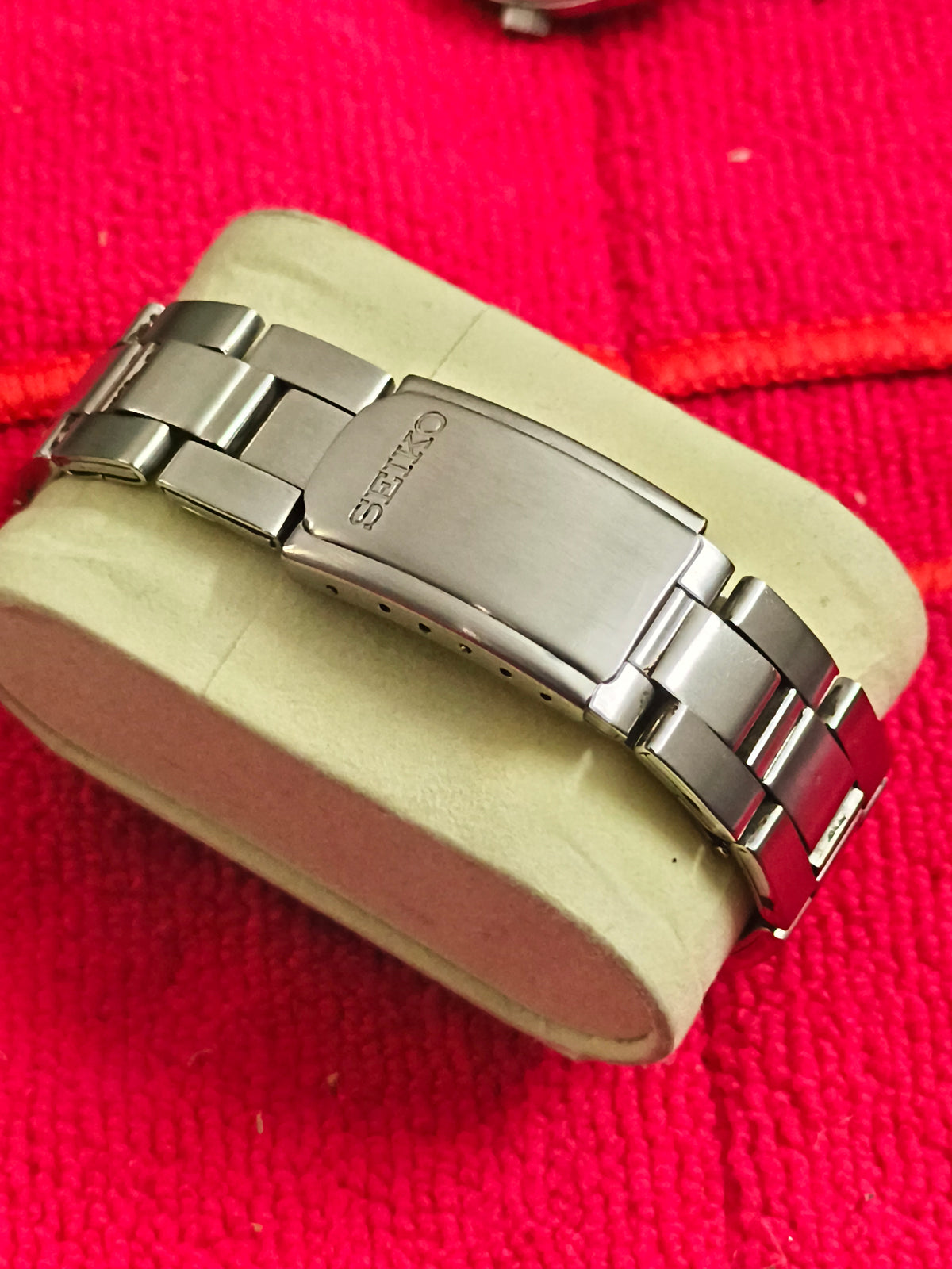 Seiko 5 Quartz Day Date Vintage Watch with a White Dial