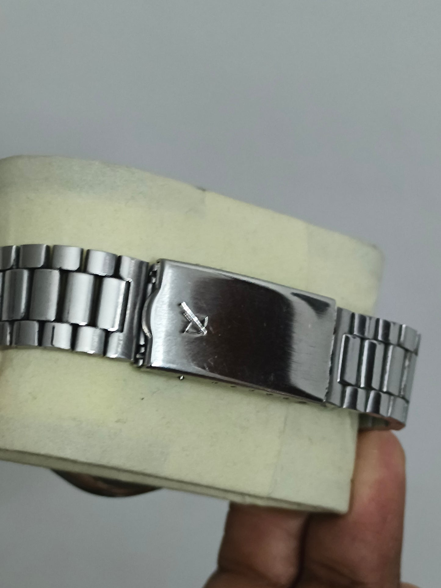 Seiko 5 Automatic Day Date Vintage Watch with Gold-toned Dial and Bezel