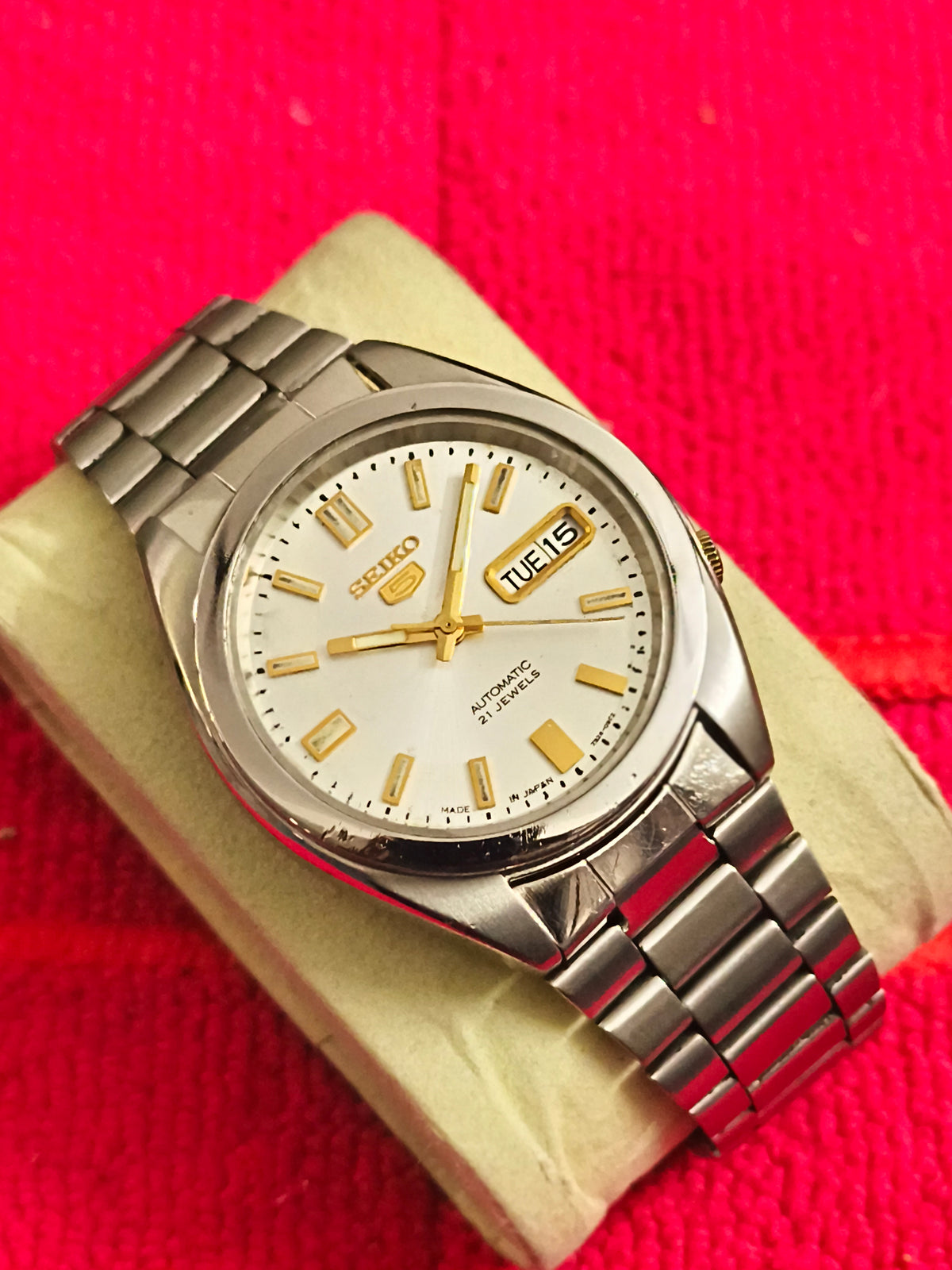 Seiko 5 Automatic Day Date Vintage Watch with a Silver-toned Dial (transparent case back)