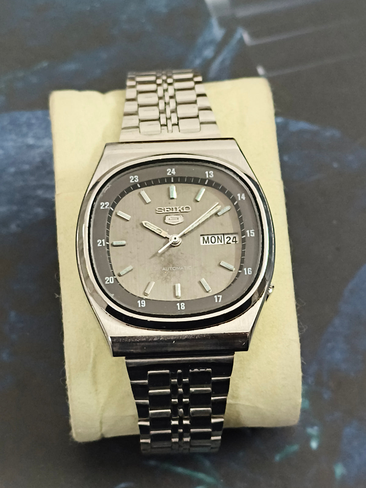 Seiko 5 Automatic Vintage Watch 24-H Version with a Grey Dial