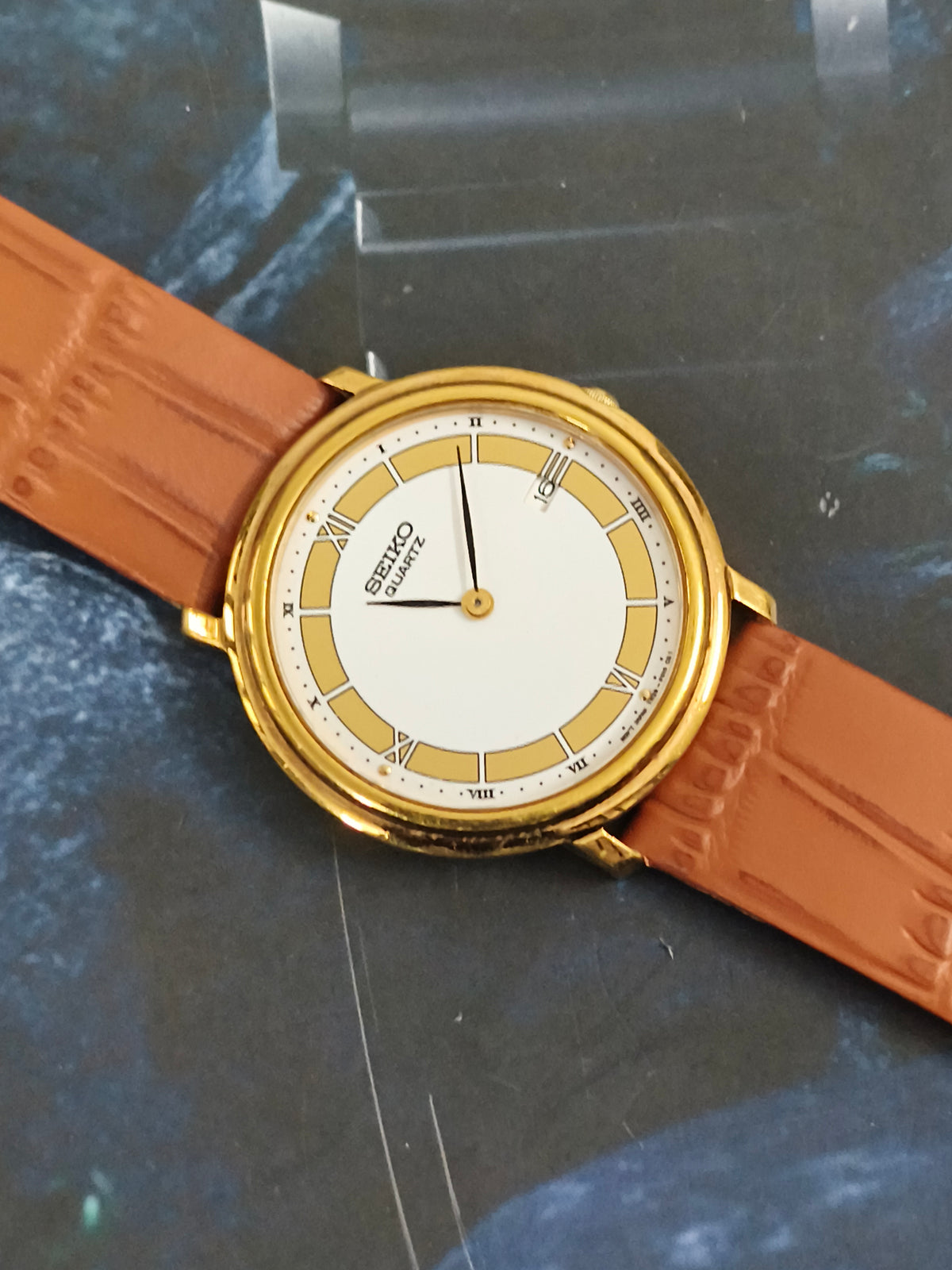 Seiko Quartz Ultra-thin Golden Watch with a Dual-tone Dial