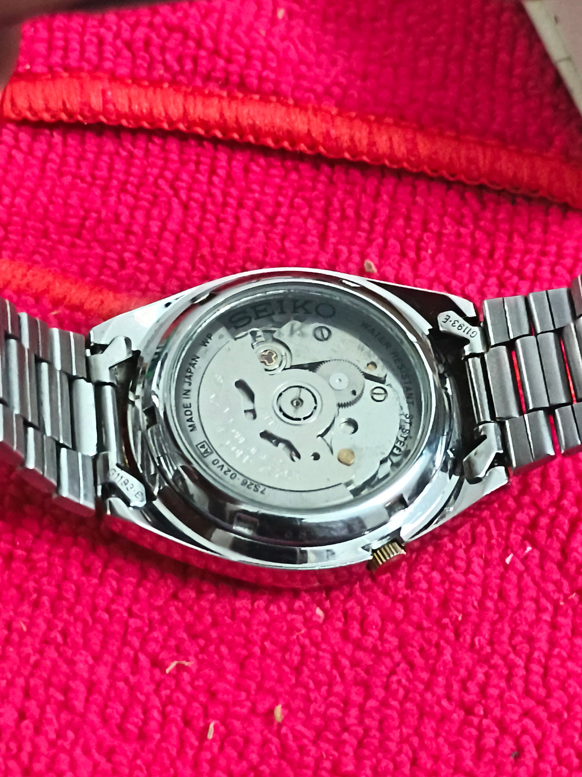 Seiko 5 Automatic Day Date Vintage Watch with a Silver-toned Dial (transparent case back)