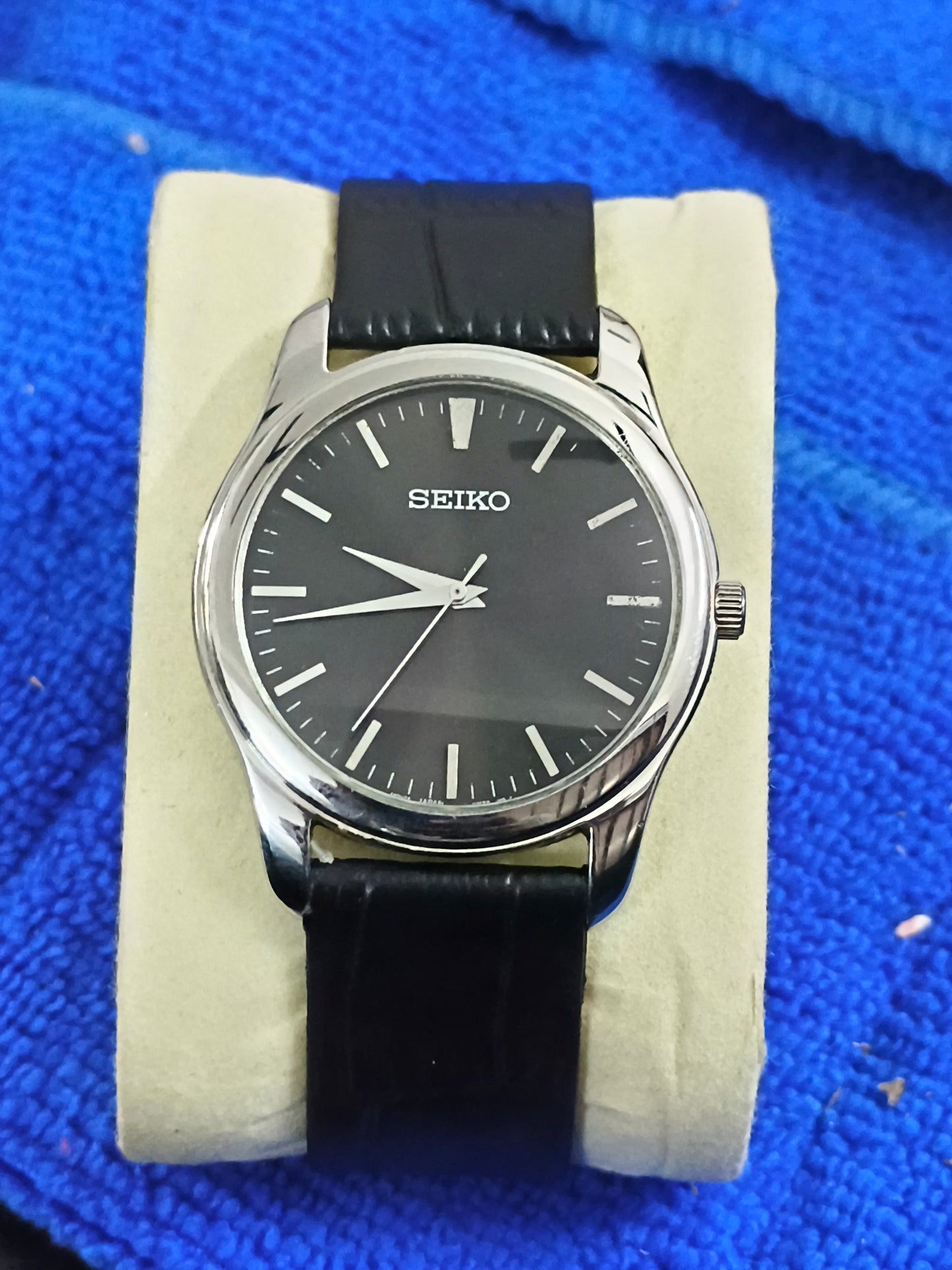 Seiko Vintage Ultra-thin Quartz Watch with a Black Dial