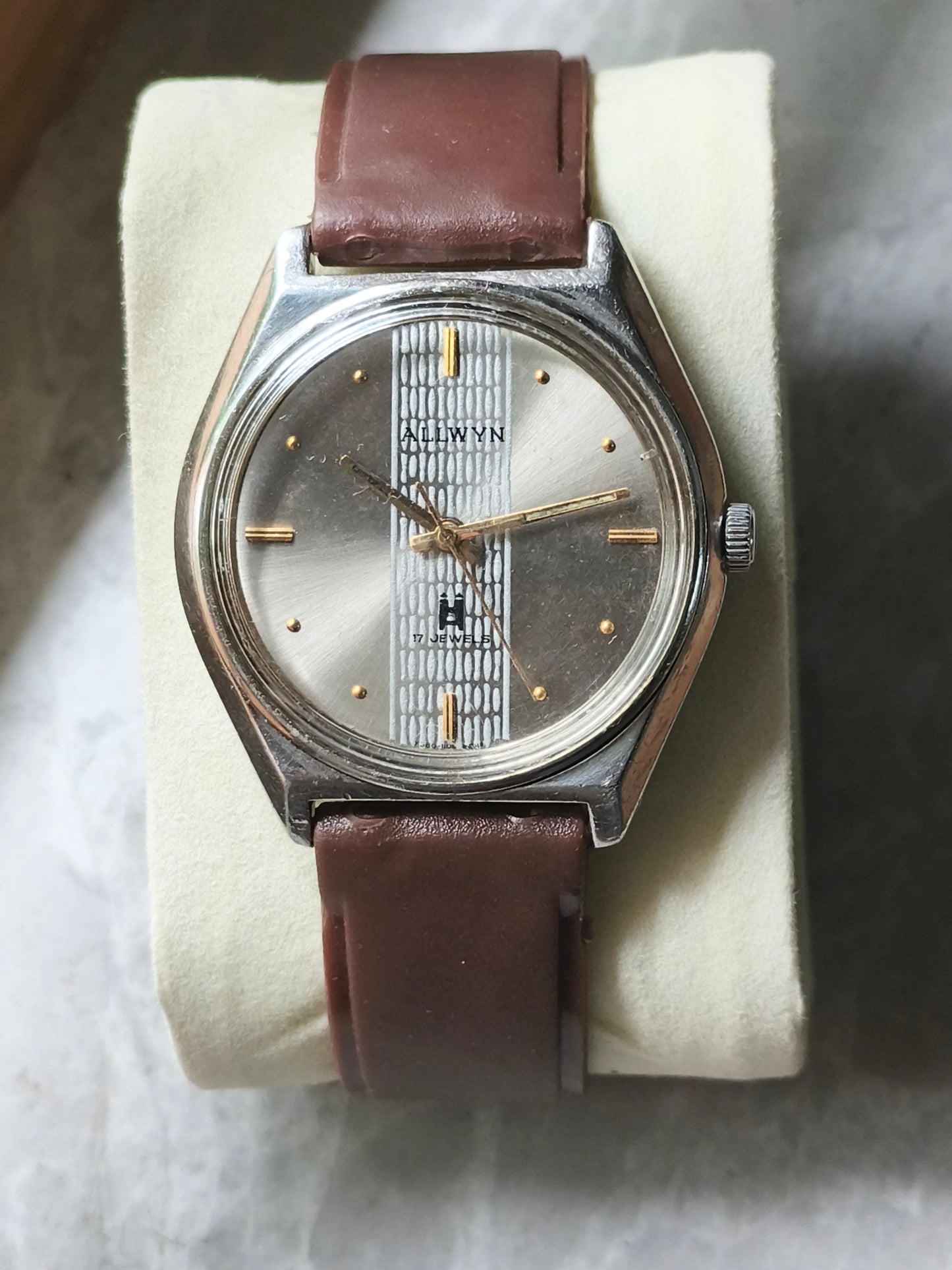 Vintage allwyn mechanical hand wound