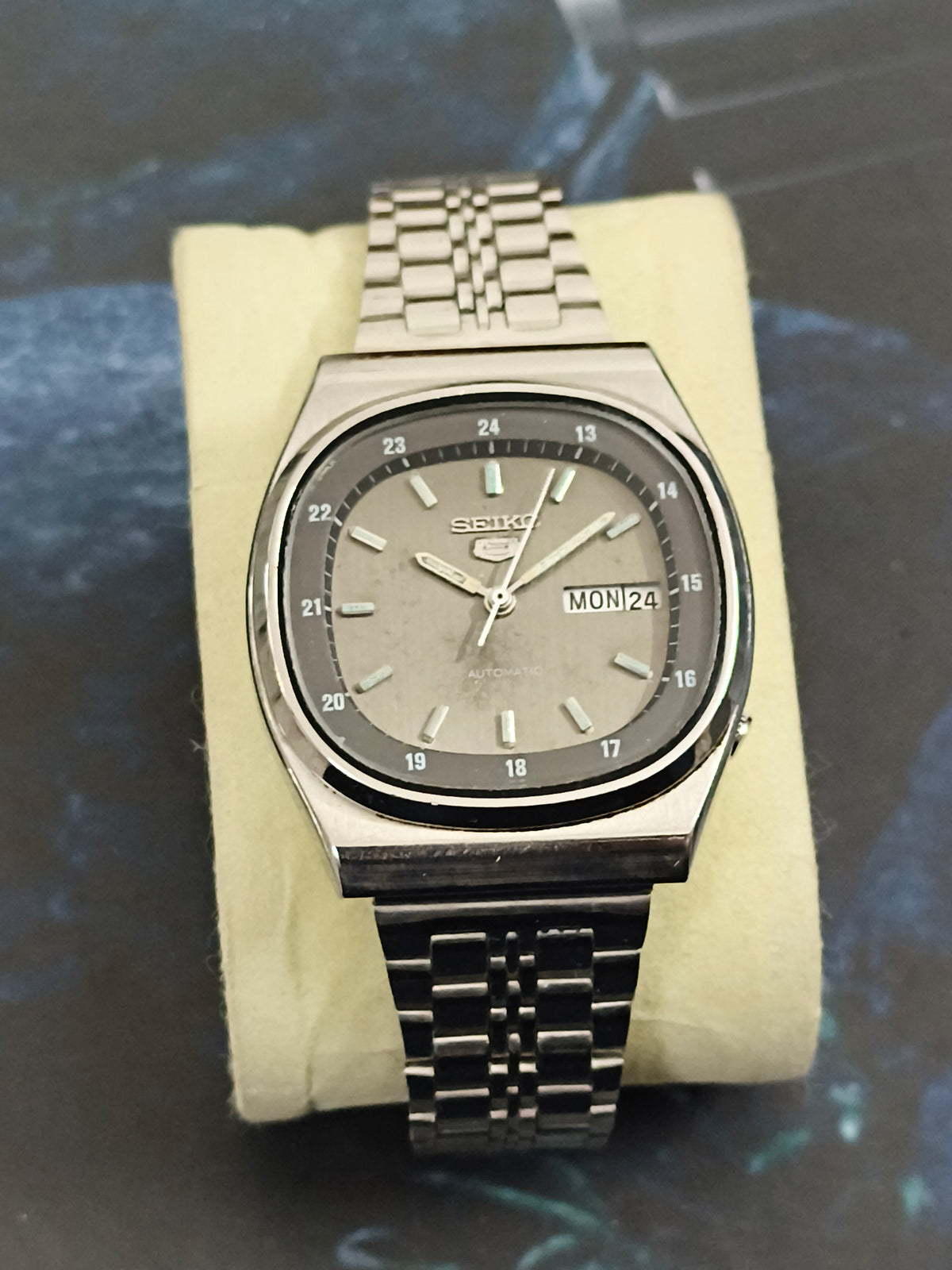 Seiko 5 Automatic Vintage Watch 24-H Version with a Grey Dial