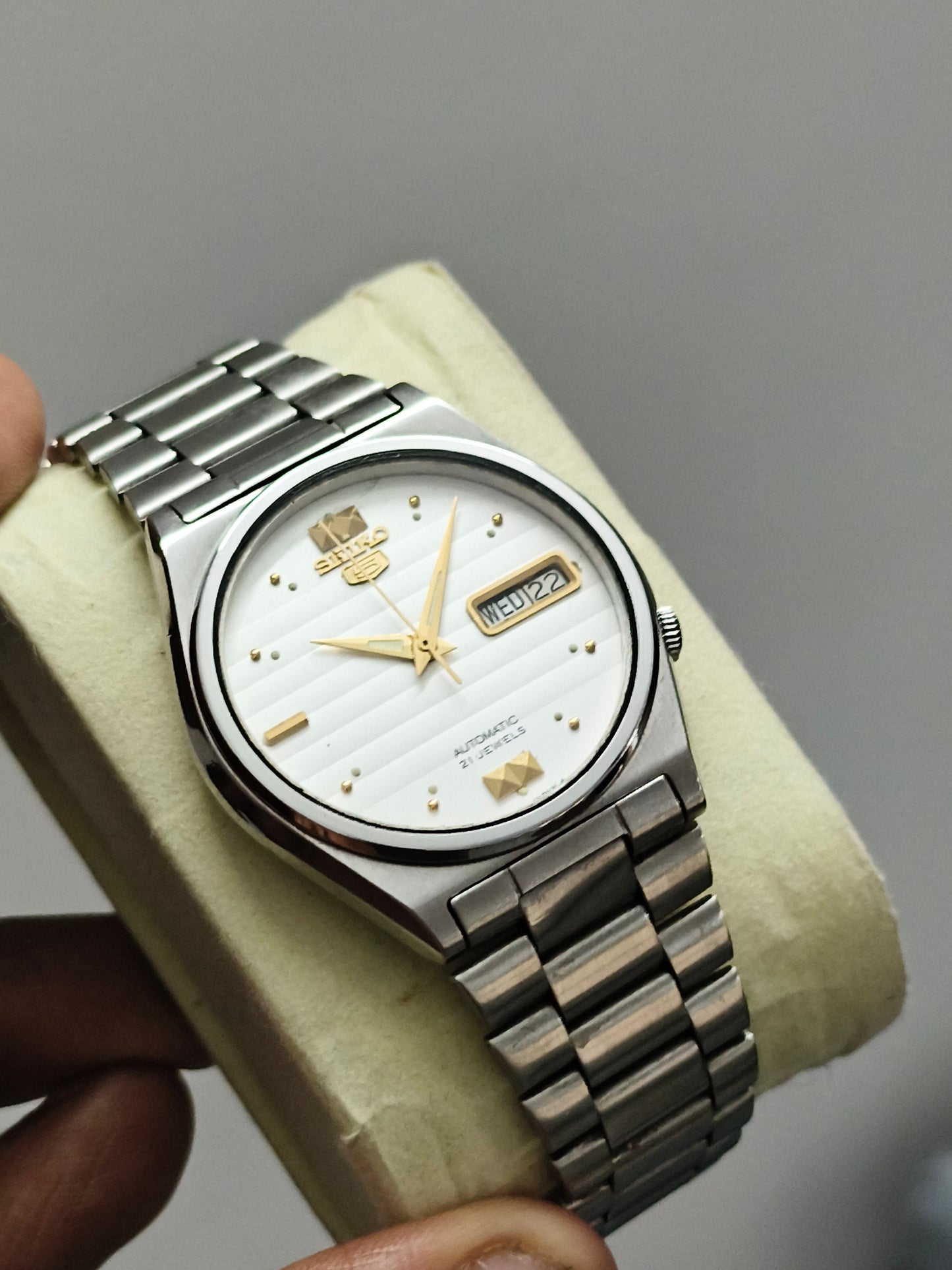 Seiko 5 Automatic Vintage Watch with White Horizontal Stripes Dial