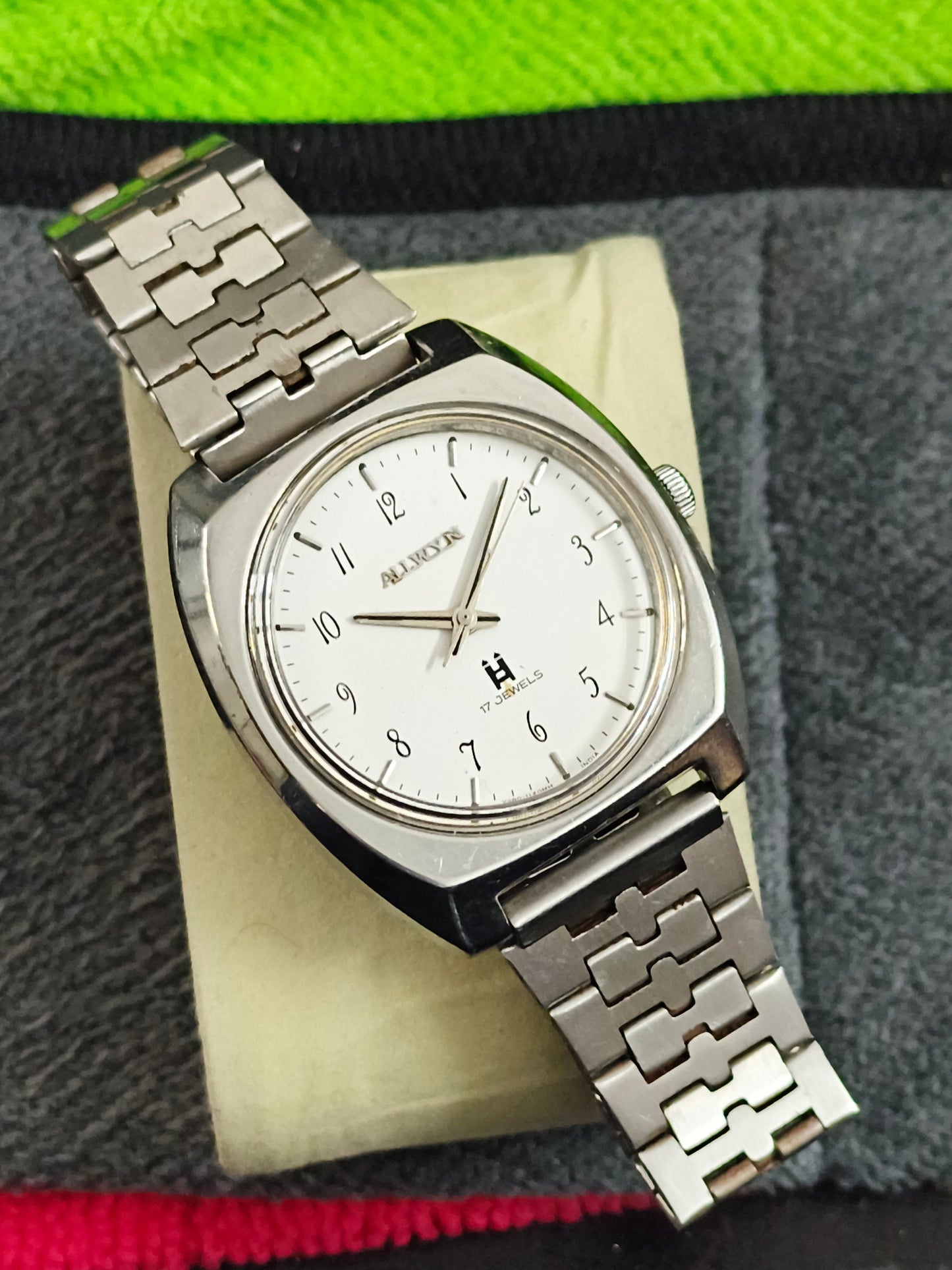 Allwyn Vintage Mechanical Hand-wound Watch with a White Dial