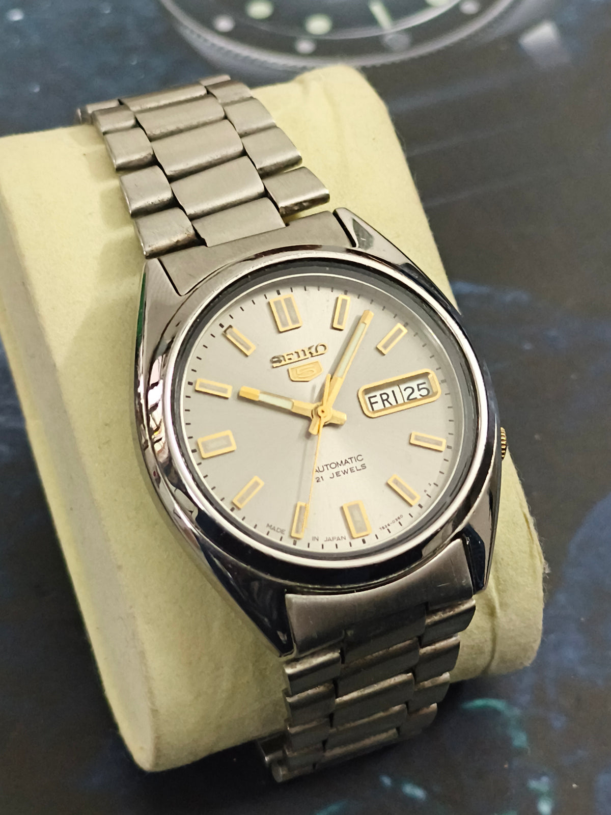 Seiko 5 Automatic Day Date Vintage Watch with a Grey Sunburst Dial, NOS/Mint Condition