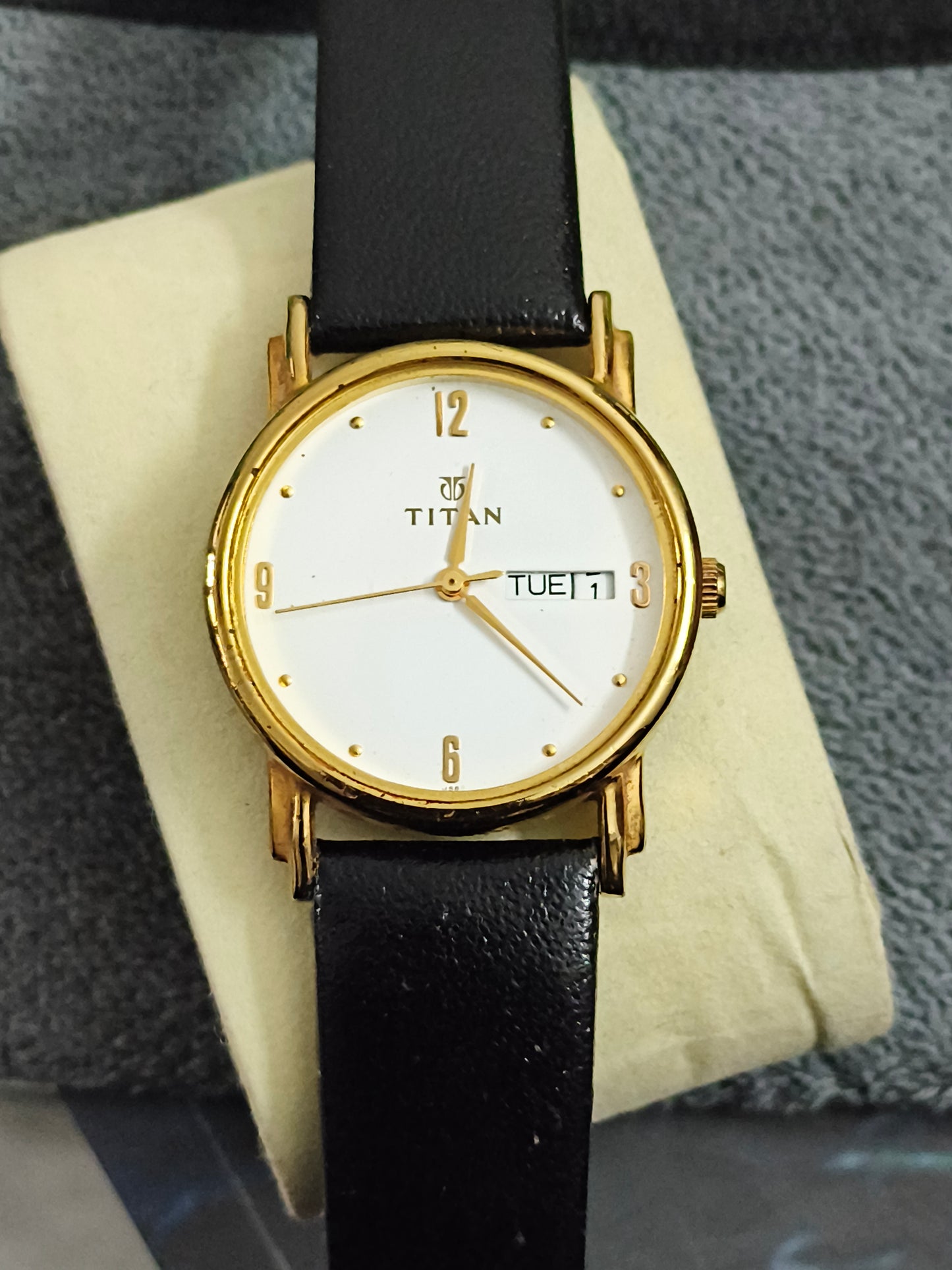Titan Quartz Day Date 33mm Watch with a Gold-toned Case, Pre-owned