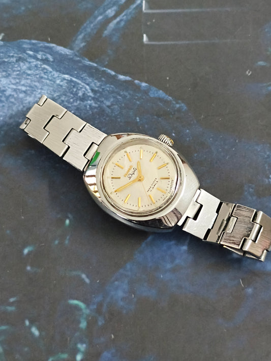 HMT Dipti Hand-wound Vintage Lady Watch with a Champagne Dial