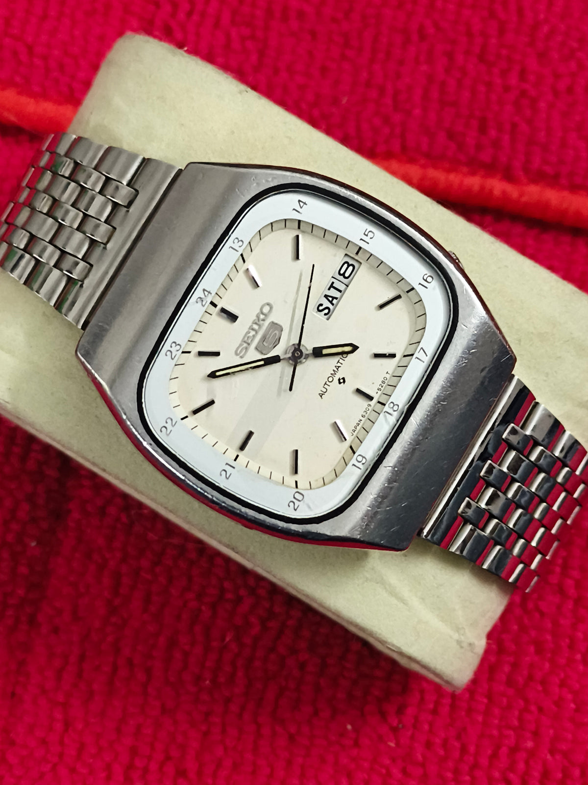 Seiko 5 Vintage Automatic Day Date 24-H Version with an Off-white Dial