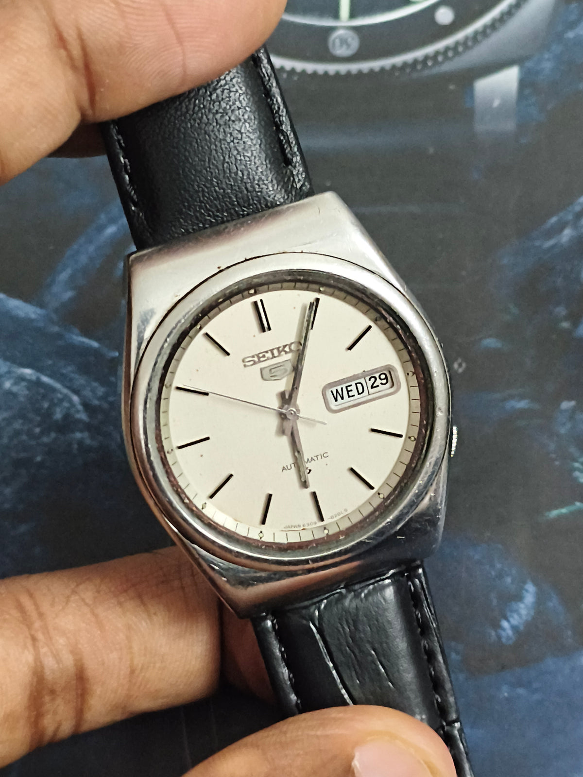 Seiko 5 Automatic Day Date Vintage Watch with a Silvery-white Dial