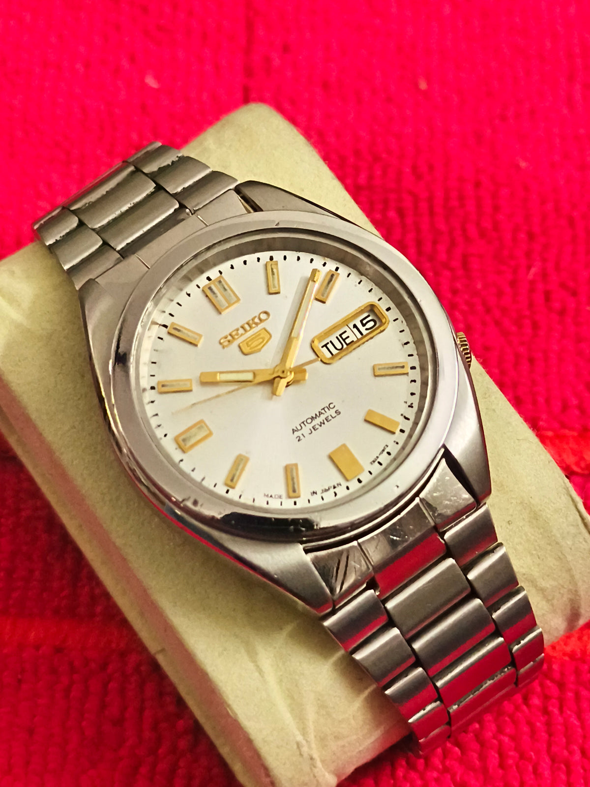 Seiko 5 Automatic Day Date Vintage Watch with a Silver-toned Dial (transparent case back)