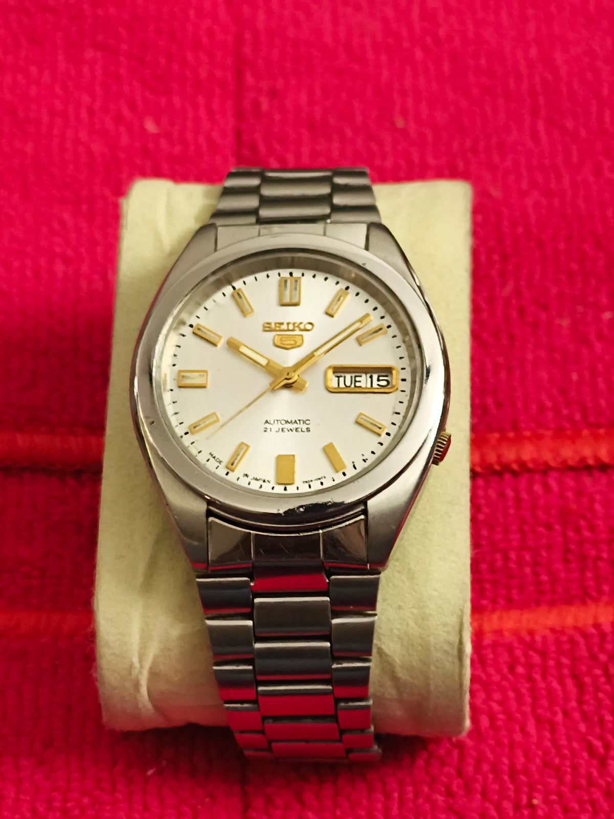 Seiko 5 Automatic Day Date Vintage Watch with a Silver-toned Dial (transparent case back)